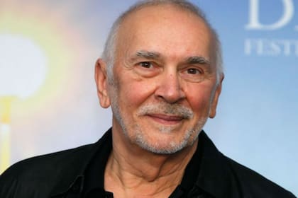 Frank Langella tiene una larga trayectoria en cine, incluyendo éxitos como El misterio de las doce sillas (1970), Frost/Nixon (2008) y El juicio de los 7 de Chicago (2020, también de Netflix)