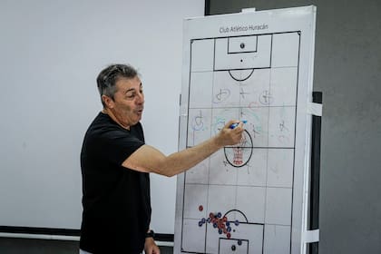 Frank Darío Kudelka, con el pizarrón y las flechas: se considera un "obsesivo" como DT; llevó a Huracán a la final del torneo Apertura 2025 y quiere ser campeón