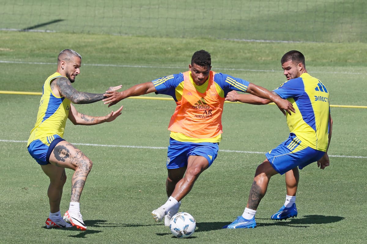 Frank Fabra, entre Benedetto y Weigandt; el colombiano arrancaría como titular ante Platense