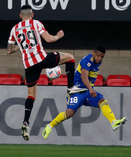 Frank Fabra, lateral izquierdo de Boca, ante Estudiantes, en lo que fue el último partido de Russo como DT