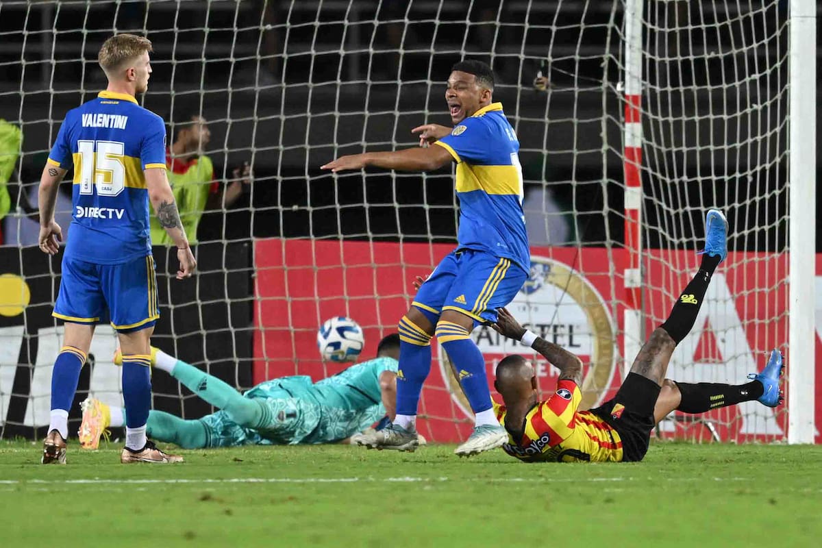 Frank Fabra le reclama a su compañero Nicolás Valentini por no haber tomado la marca en el gol de cabeza de Arley Rodríguez; Boca cayó frente a Pereira y dejó su invicto por la Copa Libertadores.