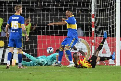 Frank Fabra le reclama a su compañero Nicolás Valentini por no haber tomado la marca en el gol de cabeza de Arley Rodríguez; Boca cayó frente a Pereira y dejó su invicto por la Copa Libertadores.