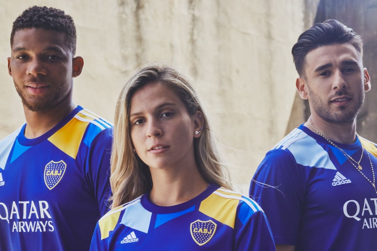 Frank Fabra, Soledad Musicco (del equipo de handball) y Eduardo Salvio, con la nueva camiseta alternativa
