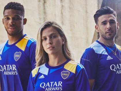 Frank Fabra, Soledad Musicco (del equipo de handball) y Eduardo Salvio, con la nueva camiseta alternativa