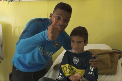 Frank Fabra, uno de los responsables de llevar las batas hechas con las camisetas de Boca al hospital de Niños Pedro de Elizalde