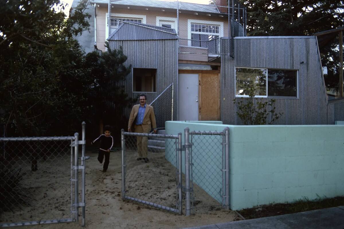 Frank Gehry fue un arquitecto canadiense que vivió en Estados Unidos, ganador del Premio Pritzker y conocido por sus edificios de formas poco convencionales
