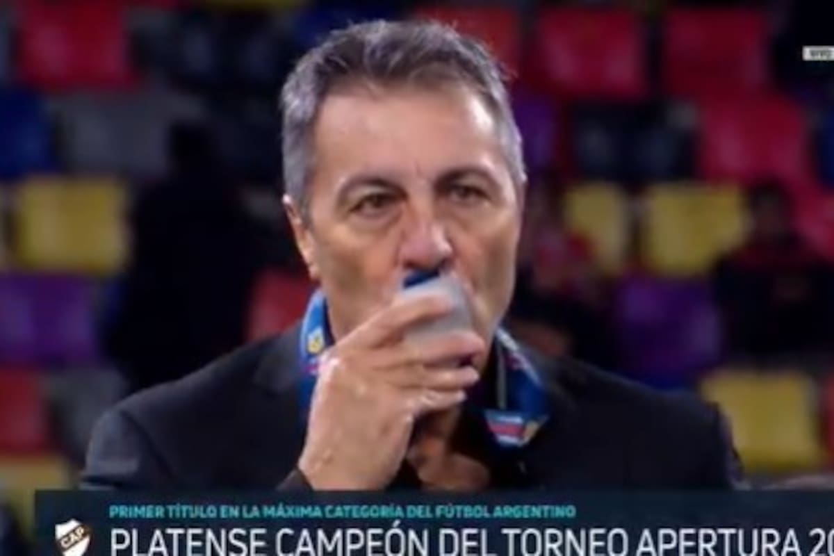 Frank Kudelka le dio varios besos a la medalla de subcampeón y en la conferencia de prensa se mostró muy triste por la derrota en la final