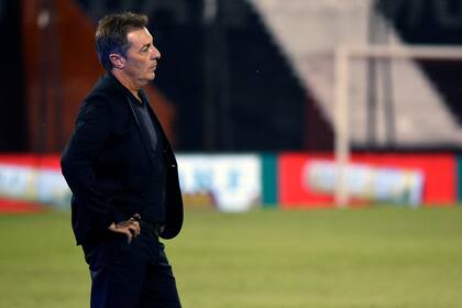 Frank Kudelka llega como piloto de tormentas para encarar la reconstrucción de Lanús, que volvió a caer en la fecha 10, ante Gimnasia