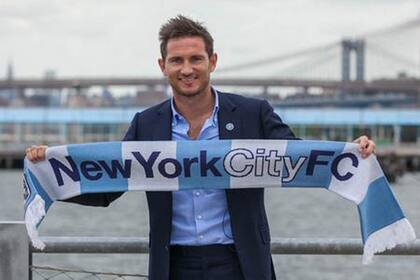 Frank Lampard con su nueva bufanda del New York City