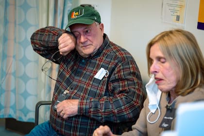 Frank Sammartano se seca las lágrimas mientras él y su esposa Marianne conversan con el Dr. Robert Montgomery sobre la operación de trasplante de riñón de su hija, Emily Sammartano, en el Instituto de Trasplantes NYU Langone de Nueva York, el 30 de abril de 2026. La experiencia de esperar su propio trasplante de corazón dejó al descubierto los desafíos de un sistema que él había intentado arreglar durante décadas. (Angelina Katsanis/The New York Times)
