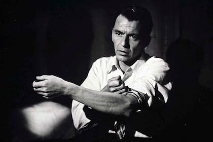 Frank Sinatra en una escena clave de El hombre del brazo de oro, una película que se animó en su tiempo a romper el tabú de Hollywood frente al tema de la drogadicción
