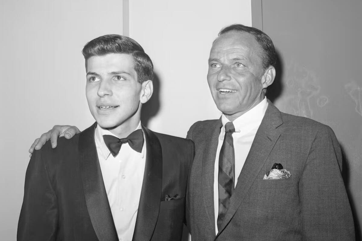 Frank Sinatra y su hijo, Frank Sinatra Jr., en Hotel Americana, en Nueva York, en septiembre de 1963.
Bettmann (Bettmann Archive)