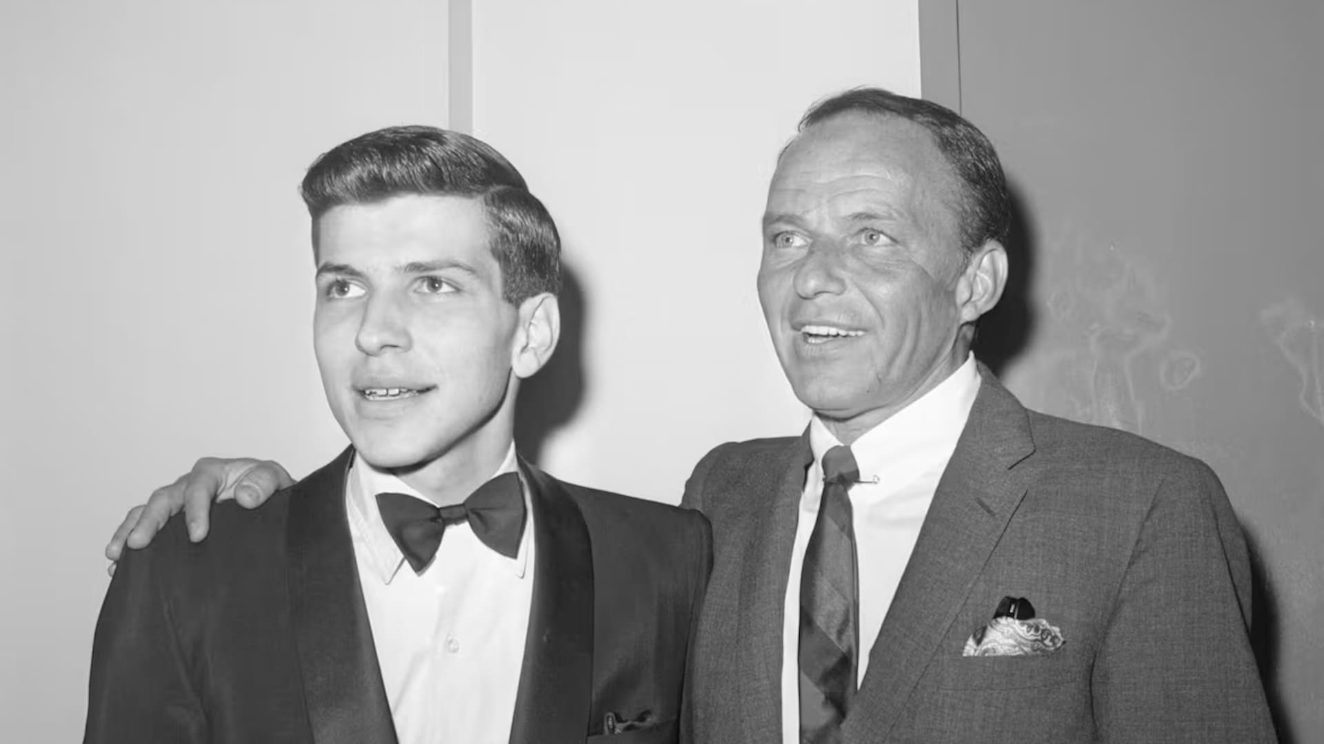 Frank Sinatra y su hijo, Frank Sinatra Jr., en Hotel Americana, en Nueva York, en septiembre de 1963.
Bettmann (Bettmann Archive)