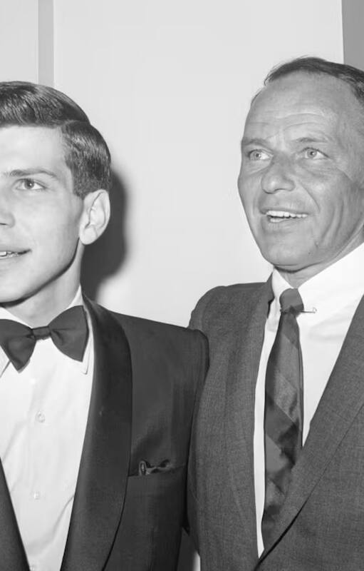 Frank Sinatra y su hijo, Frank Sinatra Jr., en Hotel Americana, en Nueva York, en septiembre de 1963.
Bettmann (Bettmann Archive)
