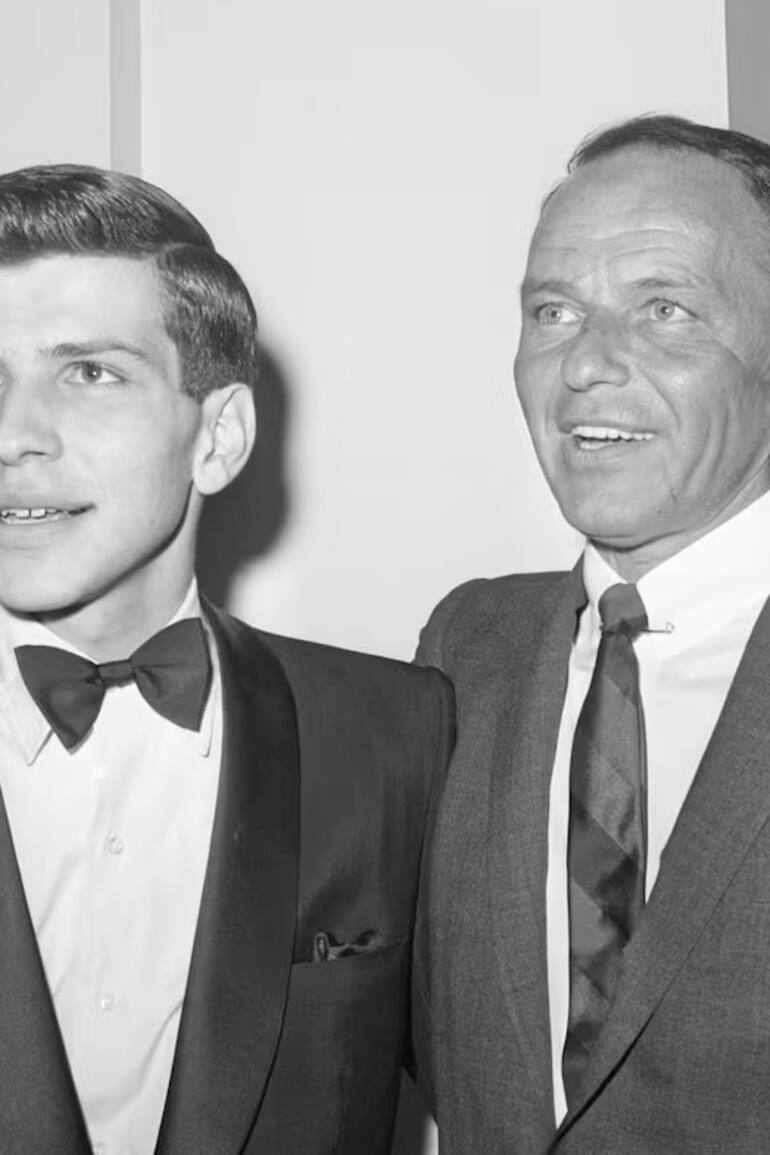 Frank Sinatra y su hijo, Frank Sinatra Jr., en Hotel Americana, en Nueva York, en septiembre de 1963.
Bettmann (Bettmann Archive)