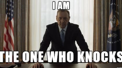 Frank Underwood golpea la mesa y le tira un palito a Walter White