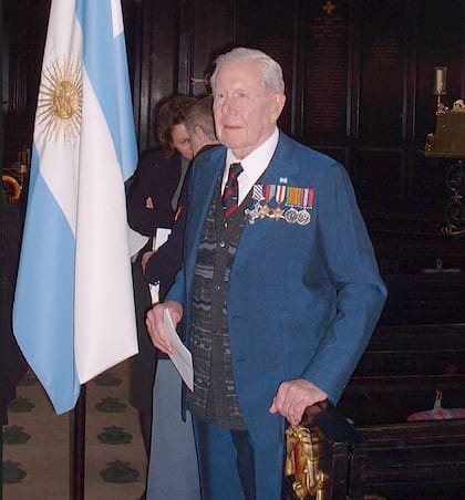 Frank Watt en la capilla St Clement Danes en Londres luego de la misa católica que oficiaron la Royal Air Force y la Fuerza Aérea Argentina en homenaje a los pilotos voluntarios argentinos caídos en combate durante la Segunda Guerra Mundial. (Archivo Claudio Meunier).