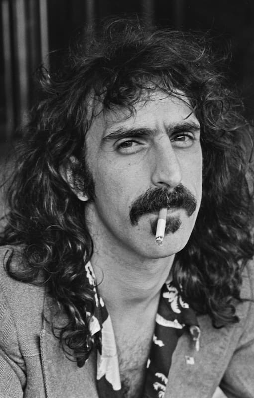 Frank Zappa, en 1974; el músico menos comercial que dio el rock tuvo, hace 50 años, su disco más exitoso
