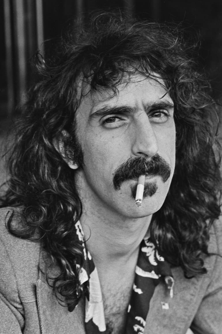 Frank Zappa, en 1974; el músico menos comercial que dio el rock tuvo, hace 50 años, su disco más exitoso