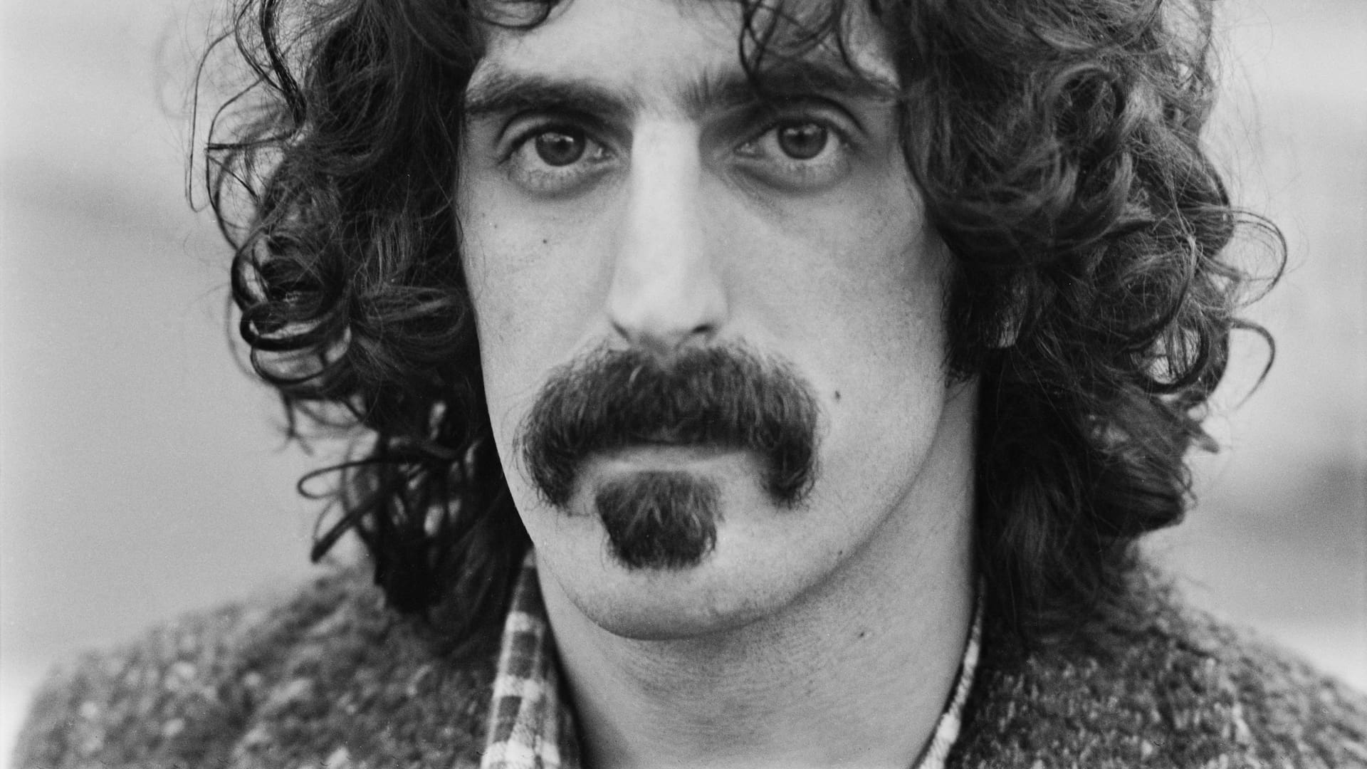 Frank Zappa, en 1974; el músico menos comercial que dio el rock tuvo, hace 50 años, su disco más exitoso