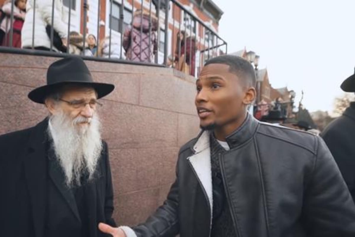 Frankie Ligh es un joven políglota que alcanzó fama en YouTube. El joven conversa con extranjeros residentes de Nueva York en varios idiomas