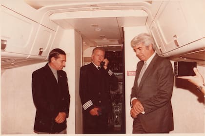 Frankie Watt junto a William Reynal, fundador de Austral Líneas Aéreas, y el Sr. Miranda, jefe de Aeroparque en diciembre de 1978, durante la presentación del DC-9-50, matrícula N8713Q. (Gentileza Juan Carlos Rodríguez vía Gonzalo Carballo).