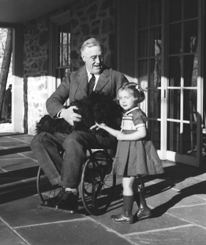 Franklin D. Roosevelt en silla de ruedas, en una imagen poco habitual tomada en 1941. A los 39 años, en 1921, Roosevelt contrajo una enfermedad que le provocó una parálisis permanente en la parte inferior del cuerpo.