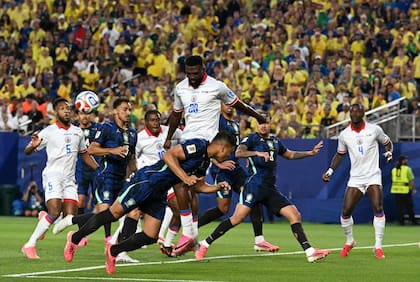 Frantzdy Pierrot cabecea ante Casemiro