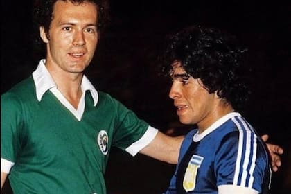 Franz Beckenbauer y Diego Maradona, en Tucumán, en uno de las giras que Cosmos realizó en la Argentina en el año 1978