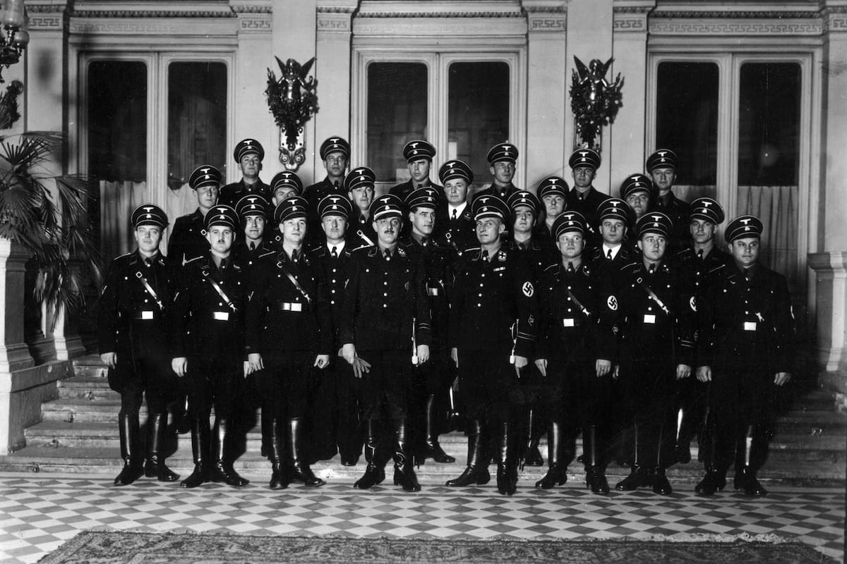 Franz Josef Huber, al centro de la primera fila y sosteniendo sus guantes, junto a su equipo de la Gestapo de Viena en una fotografía sin fecha