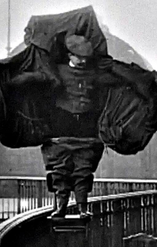 Franz Reichelt momentos antes de saltar desde la Torre Eiffel