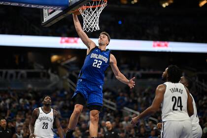 Franz Wagner, alero del Magic de Orlando, realiza una clavada ante los Nets de Brooklyn, el viernes 25 de octubre de 2024 (AP Foto/Phelan M. Ebenhack)