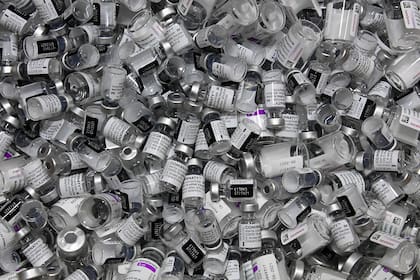 Frascos vacíos de vacunas de Pfizer-BioNTech y AstraZeneca contra el Covid-19 se muestran en el centro de vacunación en Rosenheim, sur de Alemania, el 20 de abril de 2021, en medio de la pandemia