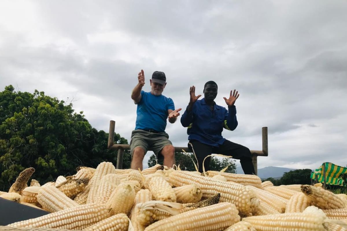 Fray Bender con un residente local en su proyecto agropecuario en Mozambique