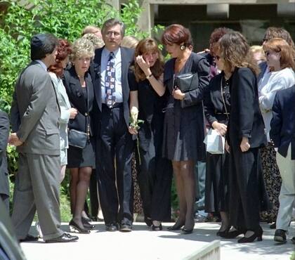 Fred Goldman (centro izquierda), aparece junto a su esposa Patti (izquierda) y su hija Kim (centro), al salir del Valley Oaks Memorial Park en Westlake Village, California