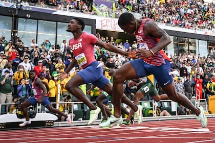 Fred Kerley (centro) le gana los 100 metros del Mundial a otros dos estadounidenses, Trayvon Bromell y Marvin Bracy