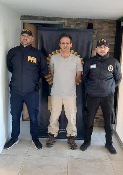 Fred Machado, al ser trasladado por la policía desde su casa en Viedma