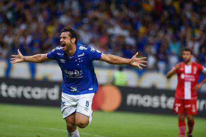 Fred marcó los tres goles de Cruzeiro