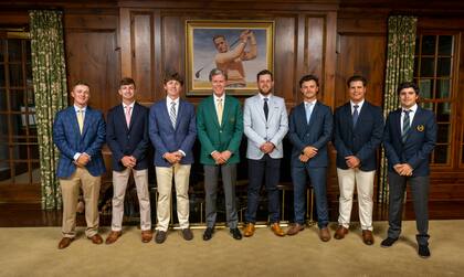 Fred Ridley, el CEO de Augusta National, secundado por los siete aficionados que jugarán el Masters. A la derecha, Mateo Fernández de Oliveira