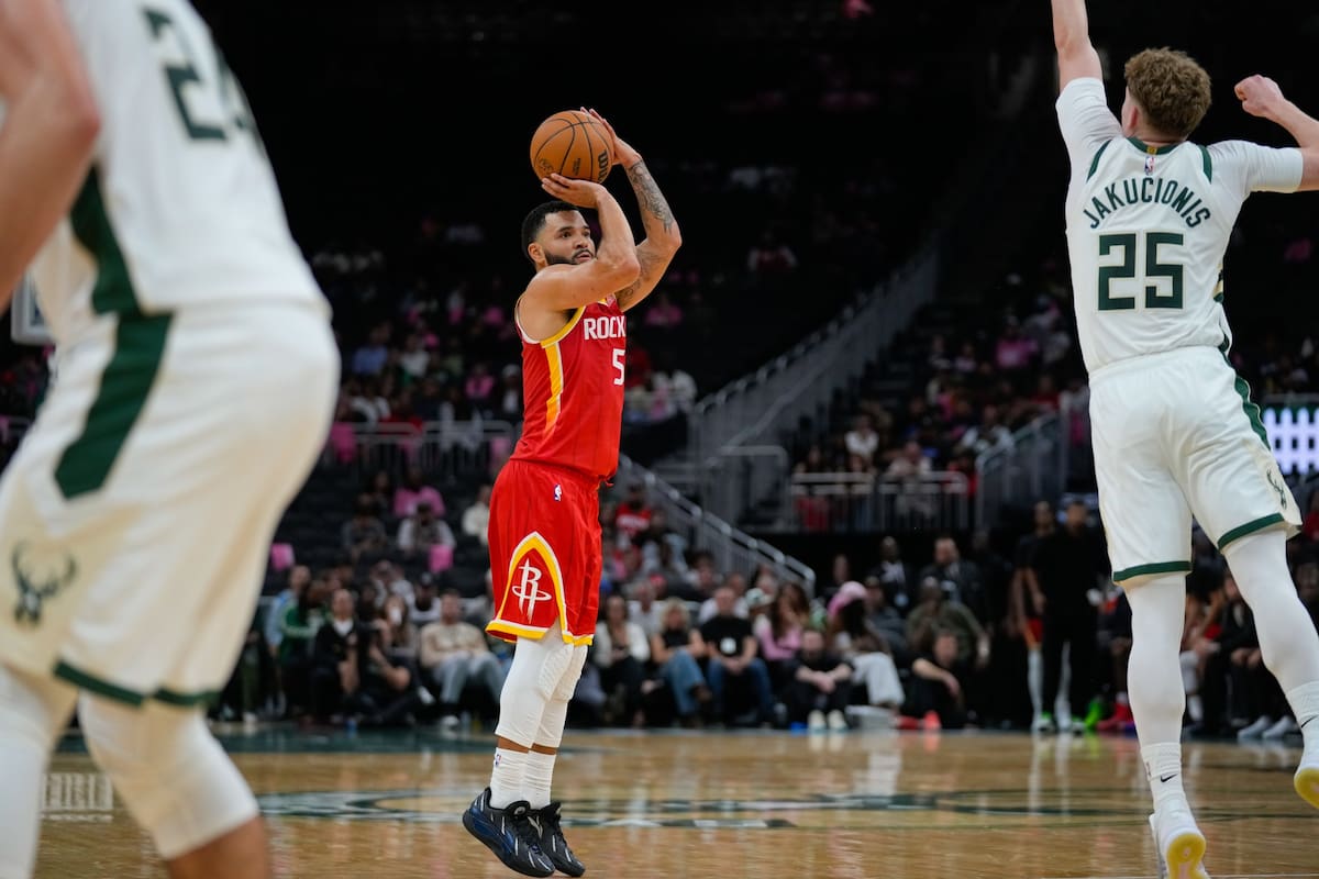 Fred VanVleet, de los Rockets de Houston, encesta un triple ante Kasparas Jakucionis, de los Bucks d