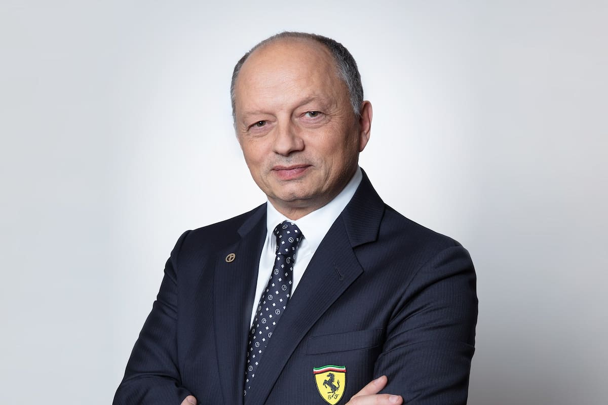 Fred Vasseur posa con la indumentaria de Ferrari (@ScuderiaFerrari)