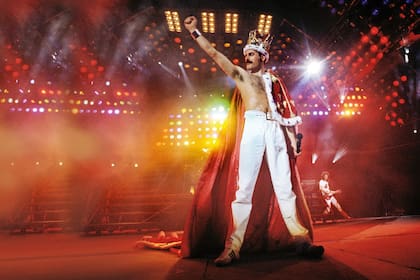 Freddie domina el escenario en el estadio de Wembley con su estilo imponente durante el cierre de uno de los shows del Queen’s Magic Tour, de 1986.