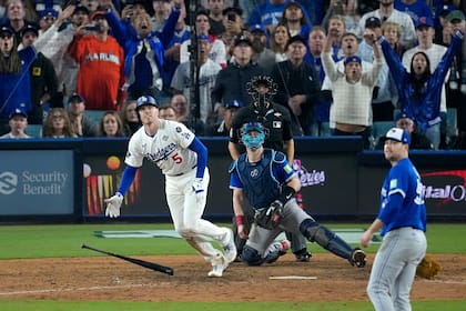Freddie Freeman, de los Dodgers de Los Ángeles, observa su cuadrangular con el que dejó tendidos en el campo a los Azulejos de Toronto en la entrada 18 del tercer juego de la Serie Mundial, el lunes 27 de octubre de 2025, en Los Ángeles. (AP Foto/David J. Phillip)
