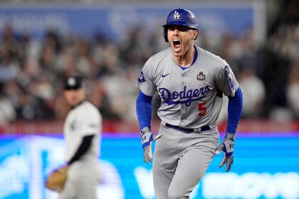 Freddie Freeman de los Dodgers de Los Ángeles celebra tras conectar un jonrón de dos carreras ante los Yankees de Nueva York durante el primer inning del cuarto juego de la Serie Mundial, el martes 29 de octubre de 2024, en Nueva York. (AP Foto/Ashley Landis)