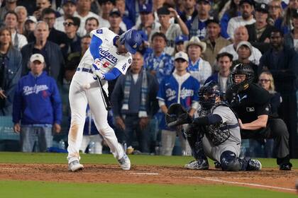Freddie Freeman, de los Dodgers de Los Ángeles, conecta un grand slam para definir en la décima entrada el primer juego de la Serie Mundial ante los Yankees de Nueva York, el viernes 25 de octubre de 2024 (AP Foto/Mark J. Terrill)