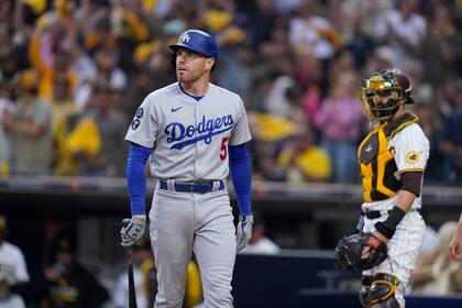 Freddie Freeman de los Dodgers de Los Ángeles reacciona tras salir ponchado en el juego 3 de la serie divisional ante los Padres de San Diego el viernes 14 de octubre del 2022. (AP Foto/Jae C. Hong)