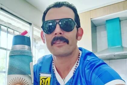 La historia del “Freddie Mercury” argentino, el hincha de la selección que vendió su auto para viajar a Qatar.