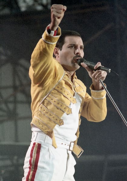 Freddie Mercury, actúa durante un concierto al aire libre en Colonia, Alemania, el 20 de julio de 1986 (Foto AP/Marco Arndt, archivo)