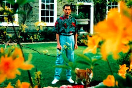 Freddie Mercury en los jardines de su casa