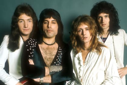 Freddie Mercury (segundo a la izquierda) con otros miembros de la banda Queen en la década de los 70.